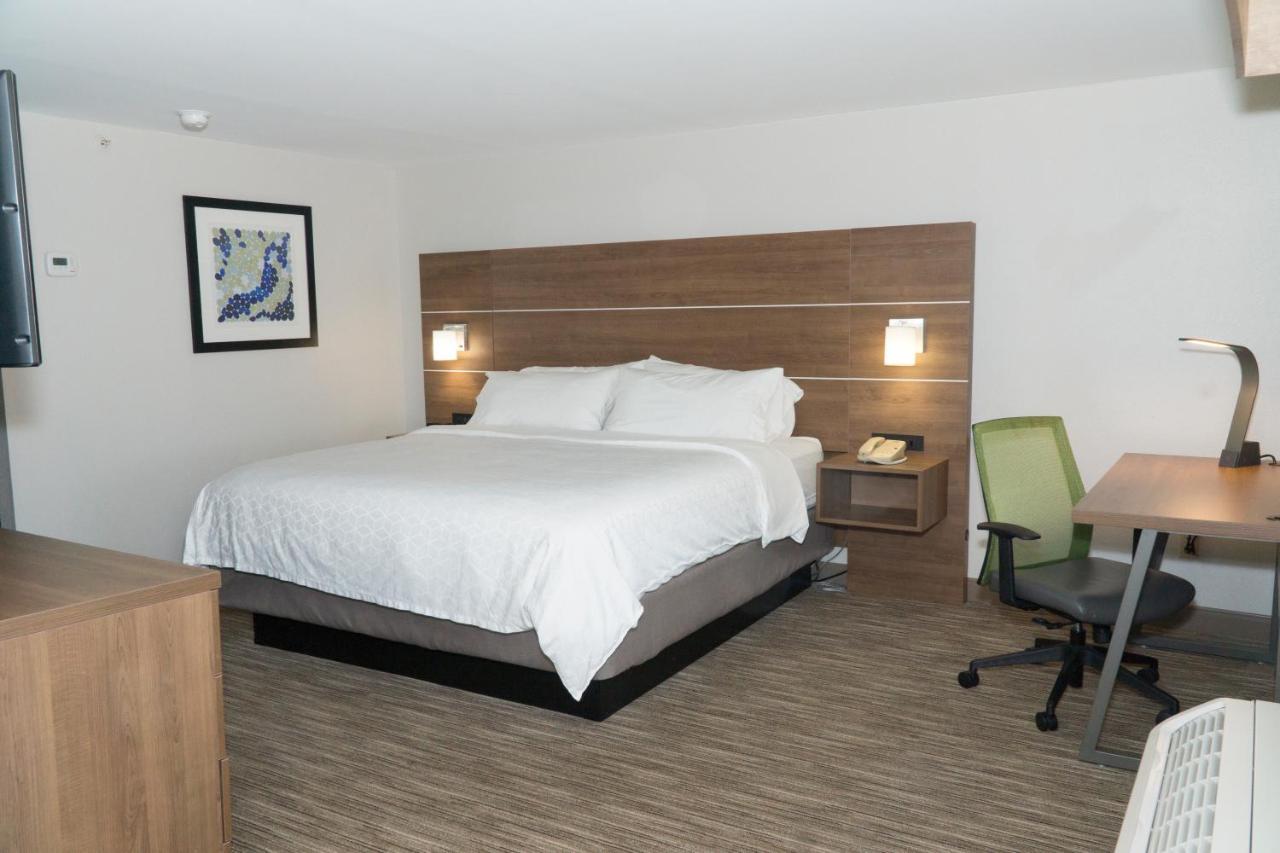 Holiday Inn Express Hotel & Suites Madison By Ihg Exterior photo
