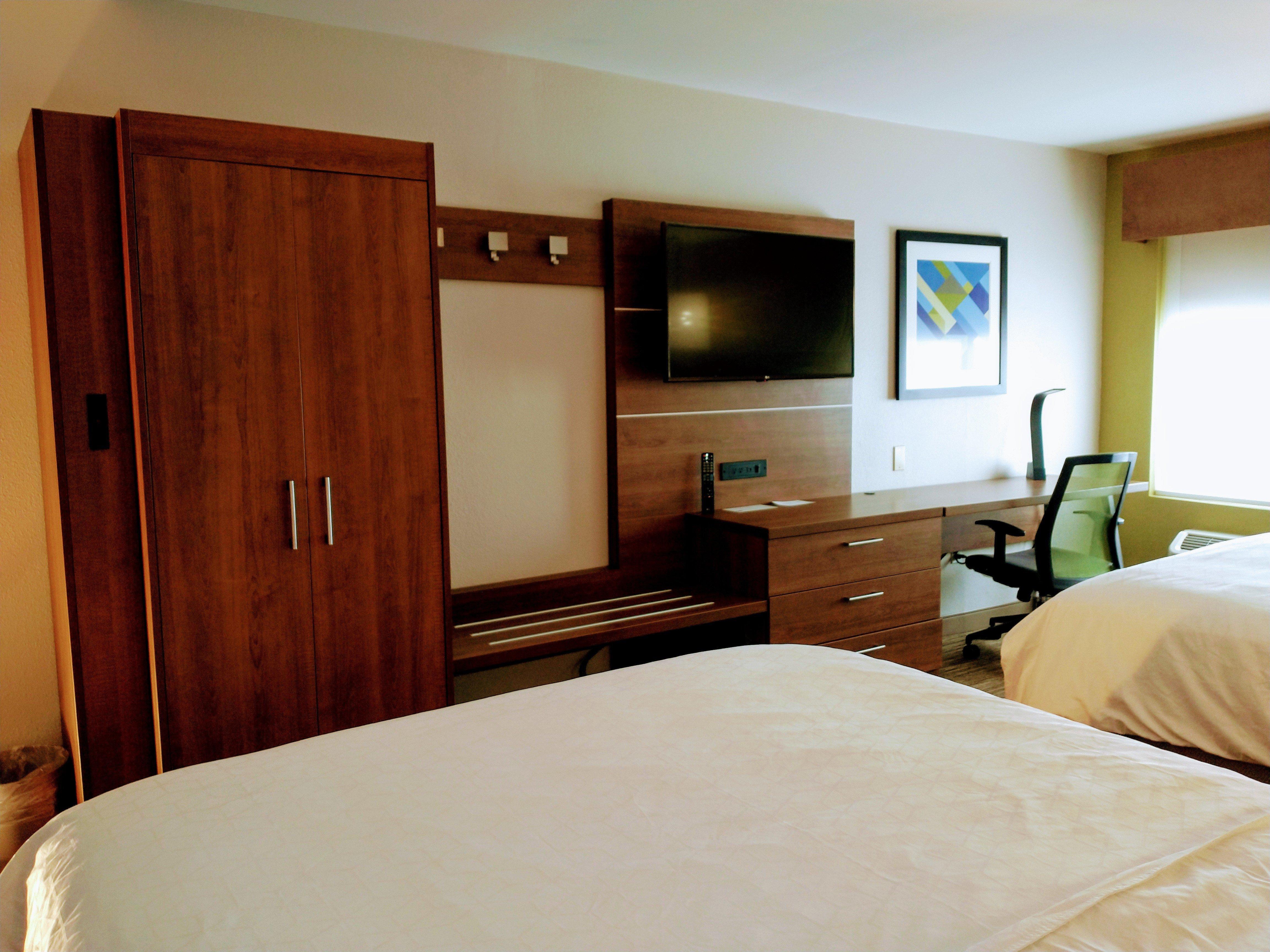 Holiday Inn Express Hotel & Suites Madison By Ihg Exterior photo