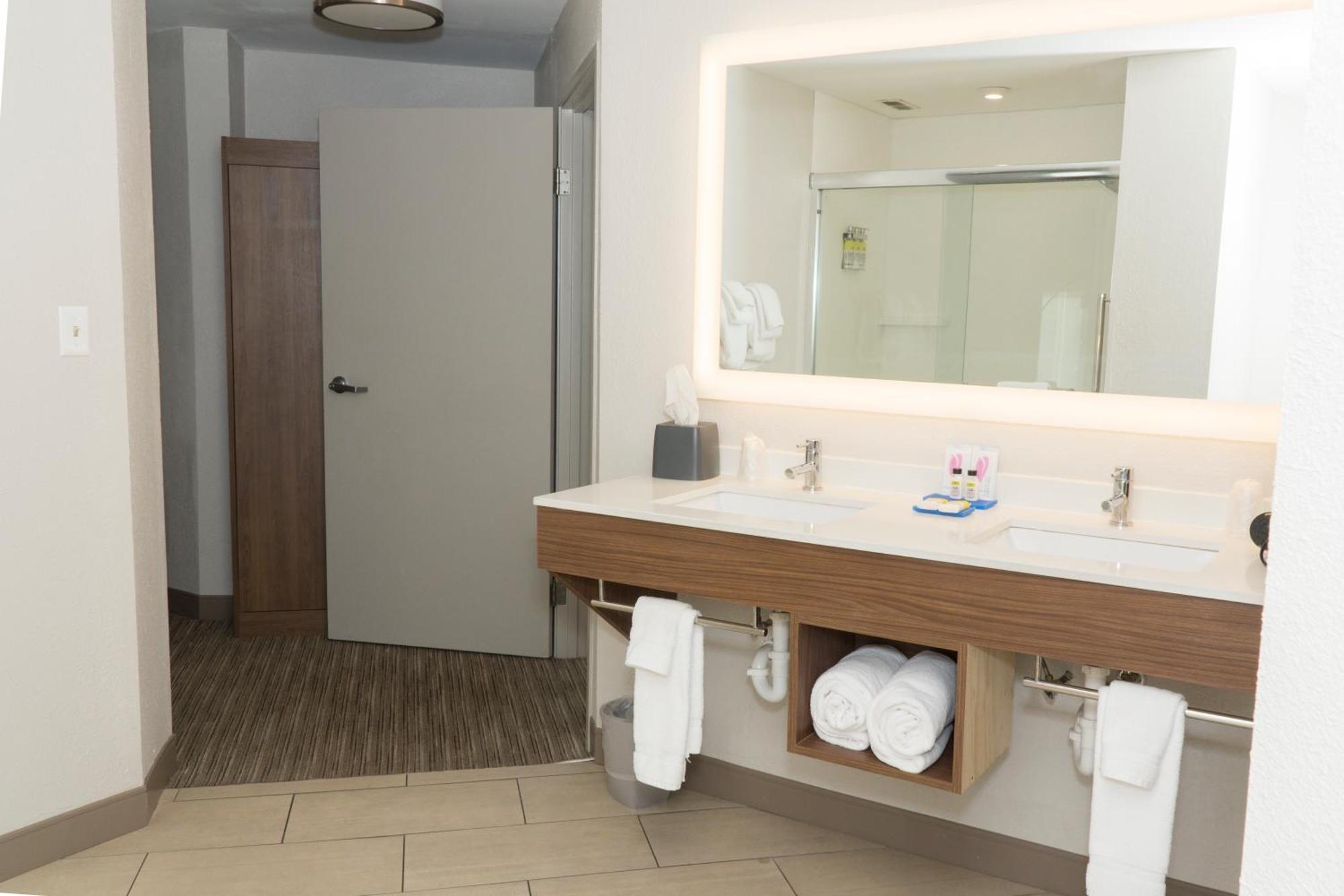 Holiday Inn Express Hotel & Suites Madison By Ihg Room photo