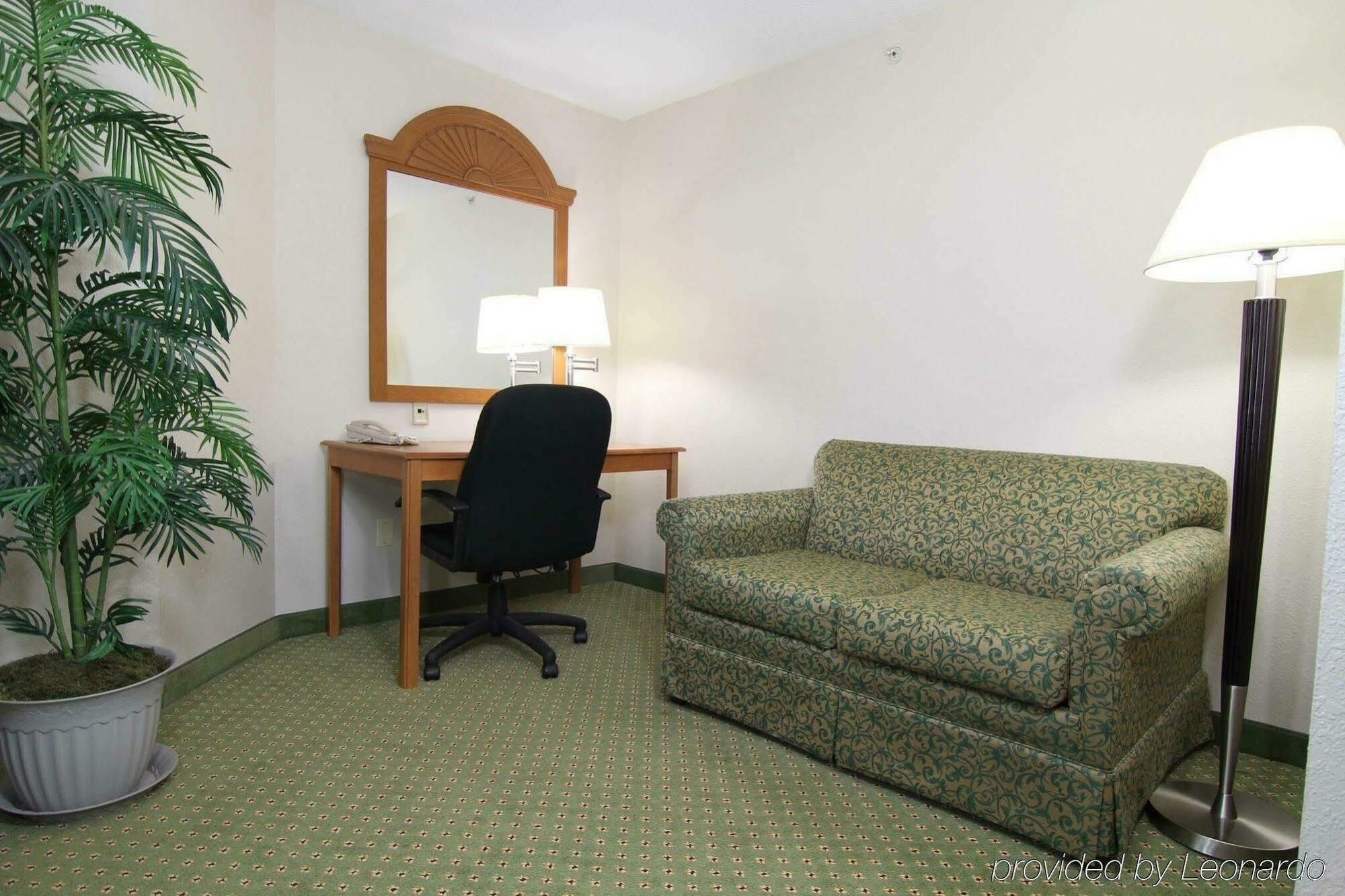 Holiday Inn Express Hotel & Suites Madison By Ihg Room photo